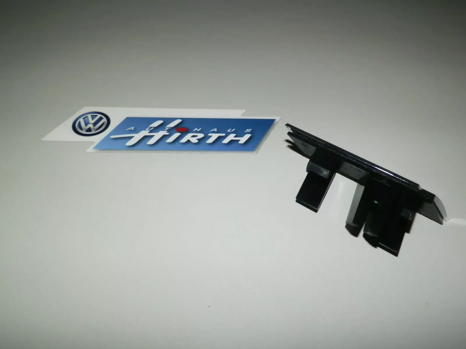 R-Line Schriftzug Logo Frontgrill Original Volkswagen VW Passat B7 3AA853948 NEU