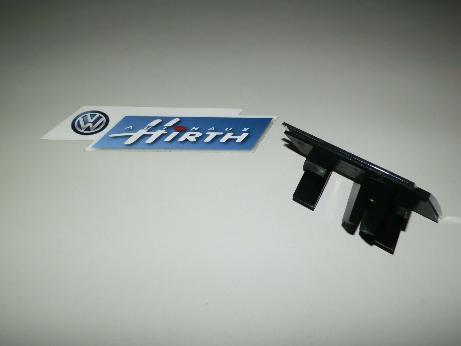 R-Line Schriftzug Logo Frontgrill Original Volkswagen VW Passat B7 3AA853948 NEU