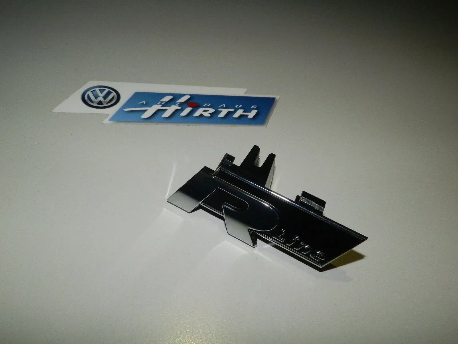 R-Line Schriftzug Logo Frontgrill Original Volkswagen VW Passat B7 3AA853948 NEU
