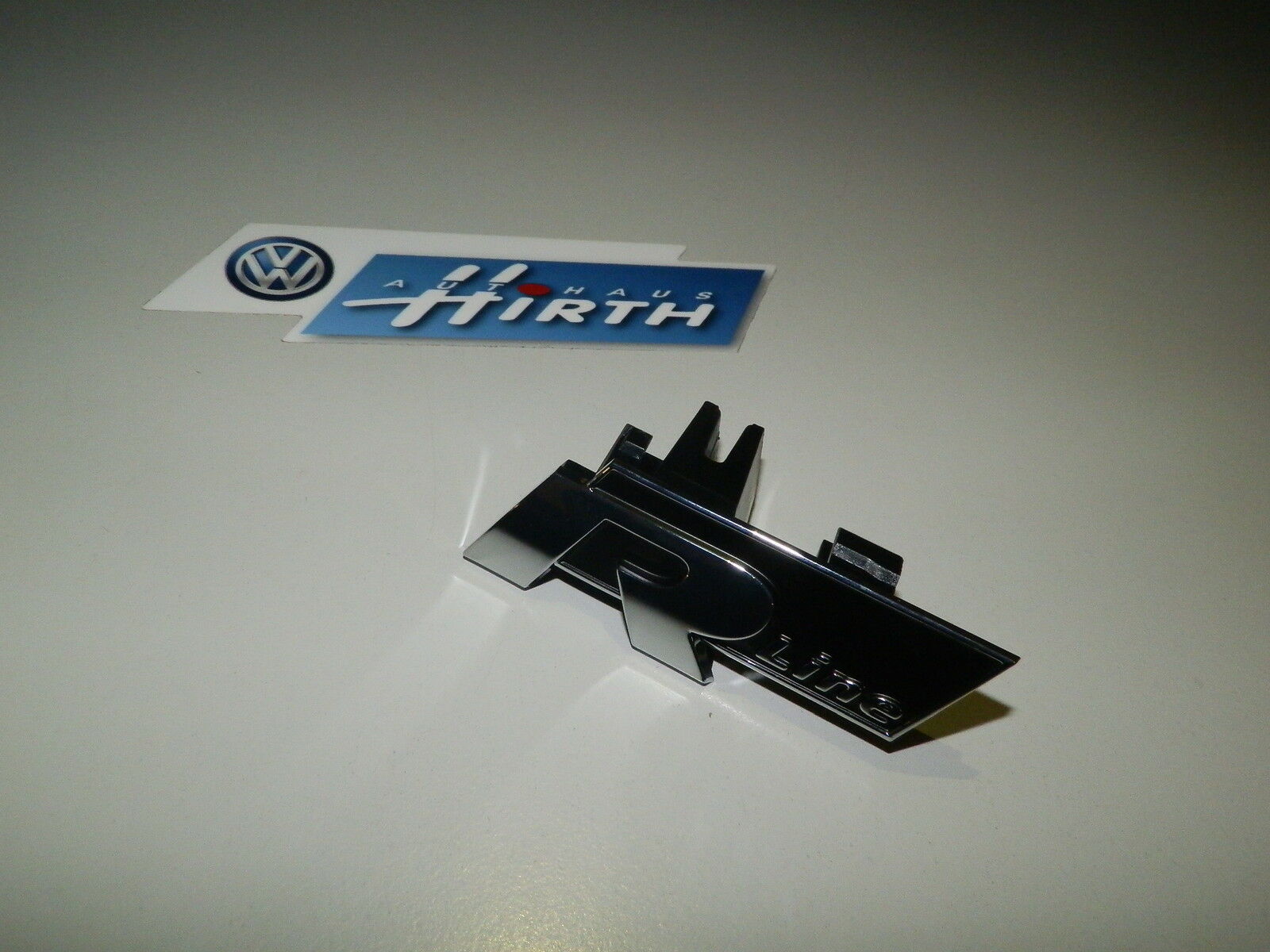 R-Line Schriftzug Logo Frontgrill Original Volkswagen VW Passat B7 3AA853948 NEU